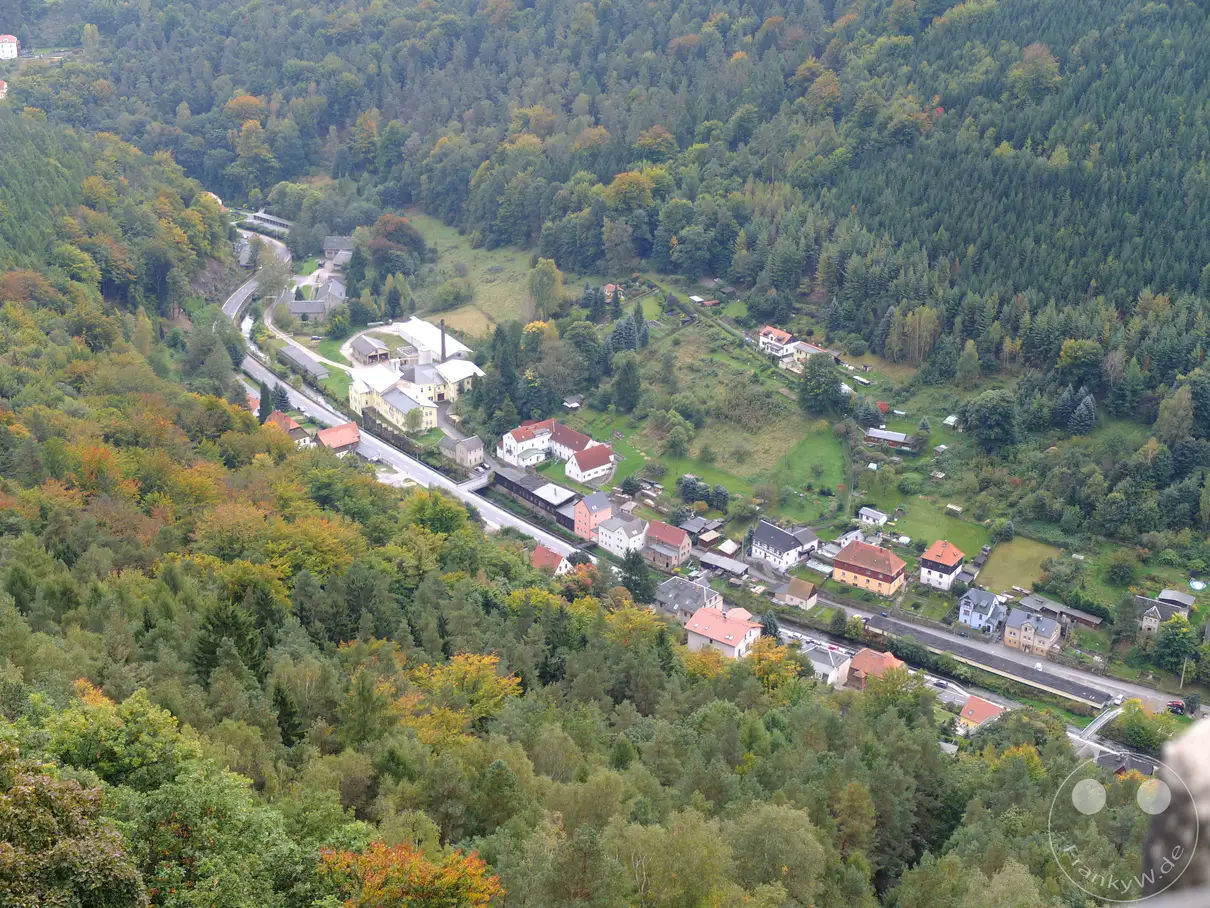 Von der Festung Königstein bietet sich ein weiter Blick über das Elbtal und die umliegenden Wälder der Sächsischen Schweiz. Die Herbstfärbung verleiht der Landschaft eine besondere Atmosphäre von Ruhe und Vergänglichkeit. Malerische kleine Häuser schmiegen sich an die Hänge, umgeben von dichtem Mischwald.